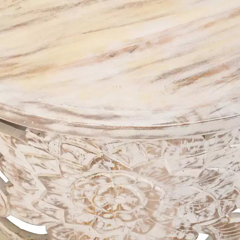 Table basse artisanale en bois de manguier de 33 pouces, finition blanche vieillie sculptée de motifs floraux