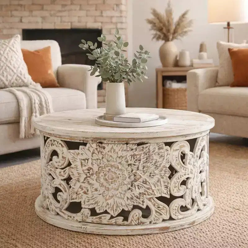 Table basse artisanale en bois de manguier de 33 pouces, finition blanche vieillie sculptée de motifs floraux