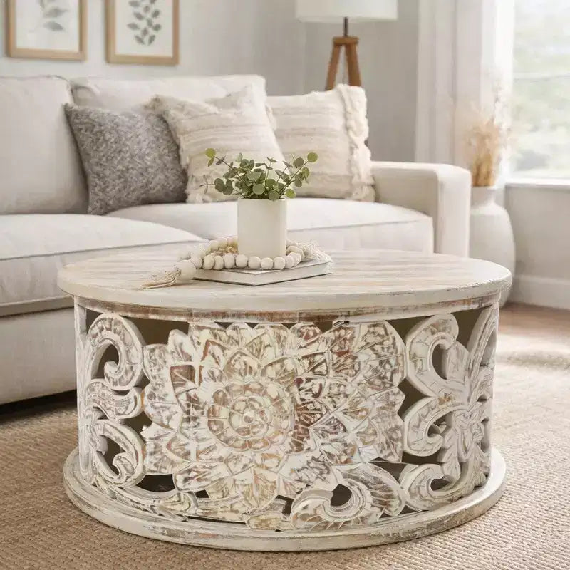 Table basse artisanale en bois de manguier de 33 pouces, finition blanche vieillie sculptée de motifs floraux