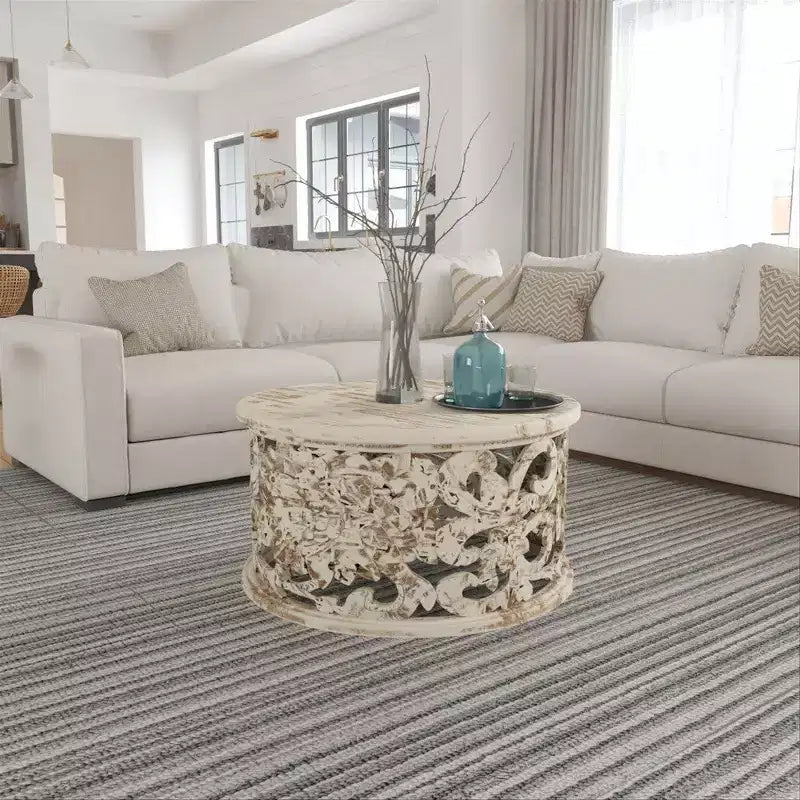 Table basse artisanale en bois de manguier de 33 pouces, finition blanche vieillie sculptée de motifs floraux