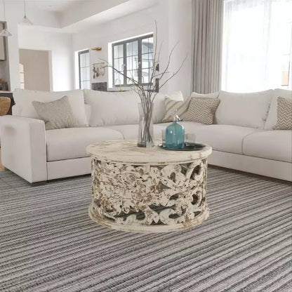 Table basse artisanale en bois de manguier de 33 pouces, finition blanche vieillie sculptée de motifs floraux