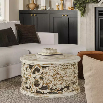 Table basse artisanale en bois de manguier de 33 pouces, finition blanche vieillie sculptée de motifs floraux