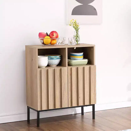 Buffet bas de salon, salle à manger ou couloir avec portes à panneaux cannelés, style industriel moderne