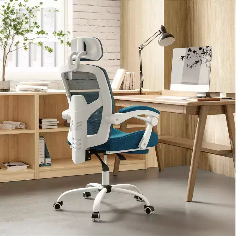 Chaise de bureau ergonomique avec repose-pieds rétractable, support lombaire et accoudoirs rembourrés, pivotante