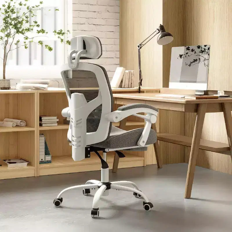 Chaise de bureau ergonomique avec repose-pieds rétractable, support lombaire et accoudoirs rembourrés, pivotante