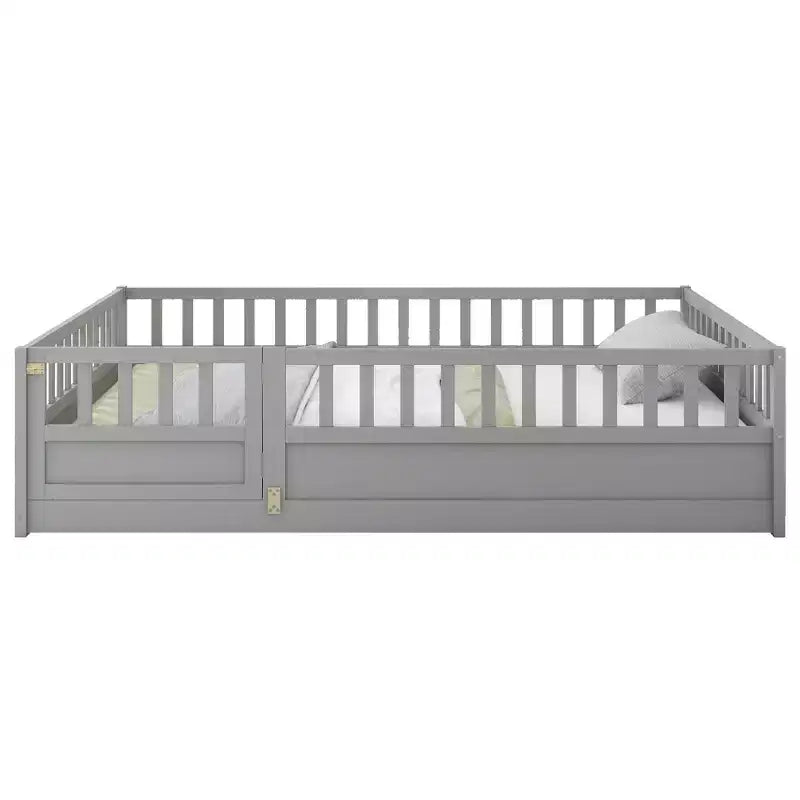 Cadre de lit au sol pleine grandeur avec barrières de sécurité extra hautes et porte d'accès, en bois, gris