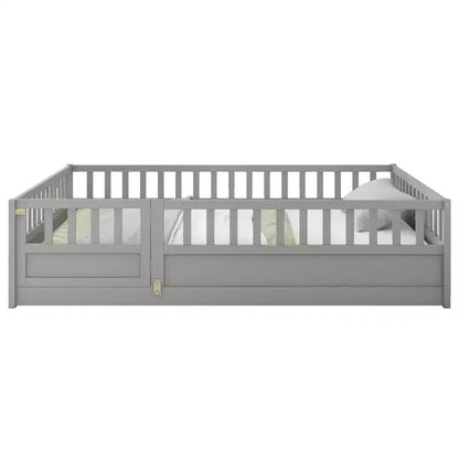 Cadre de lit au sol pleine grandeur avec barrières de sécurité extra hautes et porte d'accès, en bois, gris