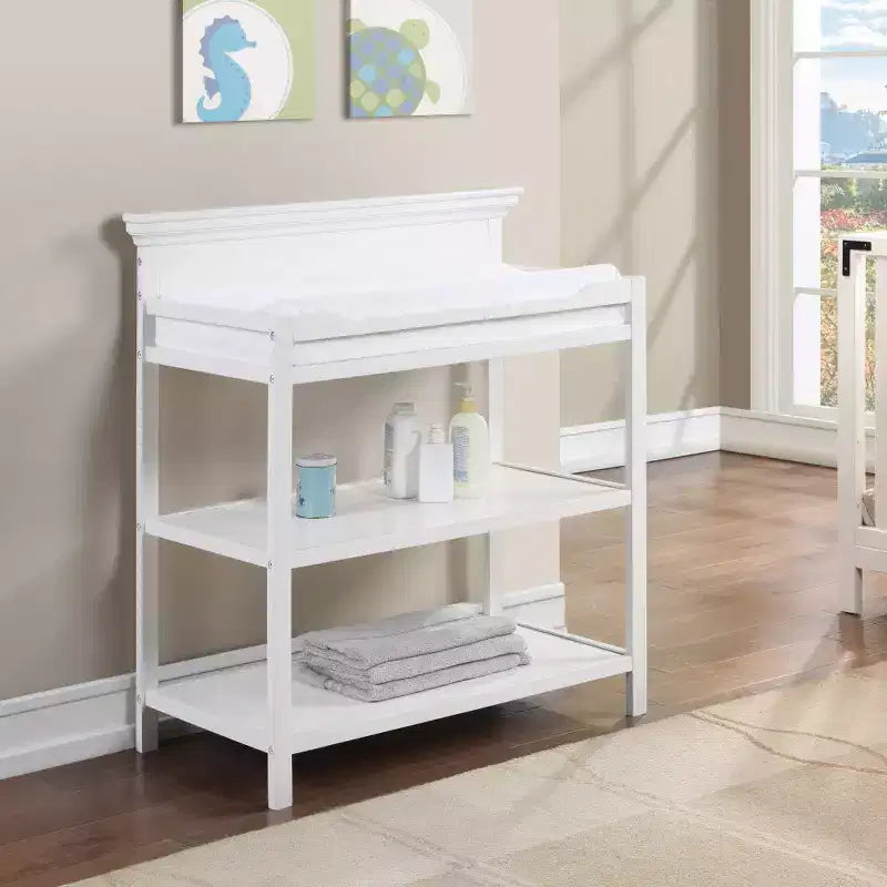 Table à langer universelle avec étagères ouvertes, finition non toxique et design transitoire pour chambre de bébé