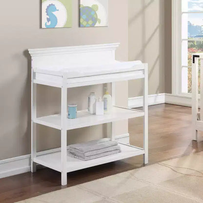 Table à langer universelle avec étagères ouvertes, finition non toxique et design transitoire pour chambre de bébé
