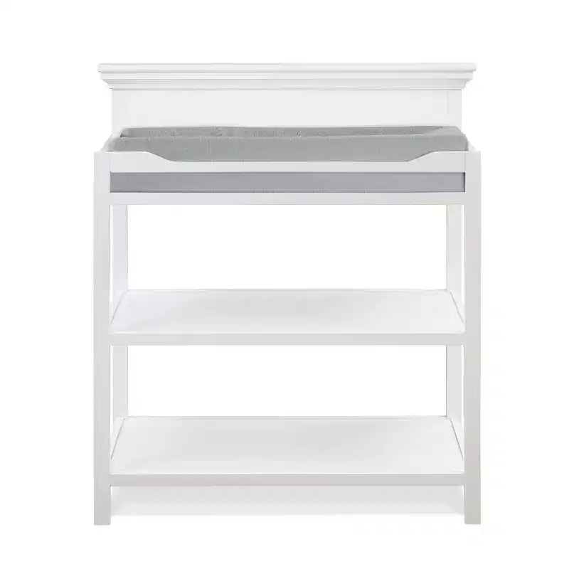 Table à langer universelle avec étagères ouvertes, finition non toxique et design transitoire pour chambre de bébé